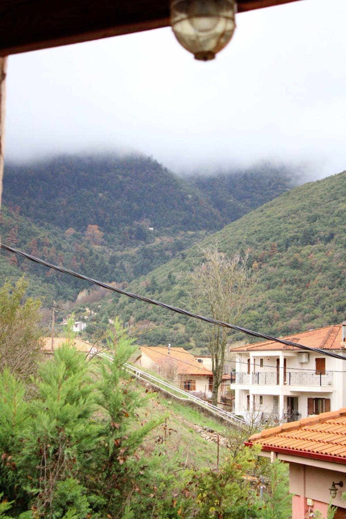 Ξενώνας Ελένη Kalavryta Ruang foto